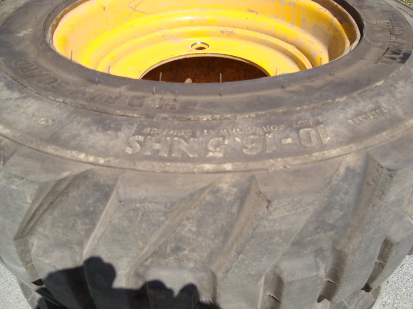 JCB 520-40 Complete Set Of 4 Standaed Wheels. - Image 2