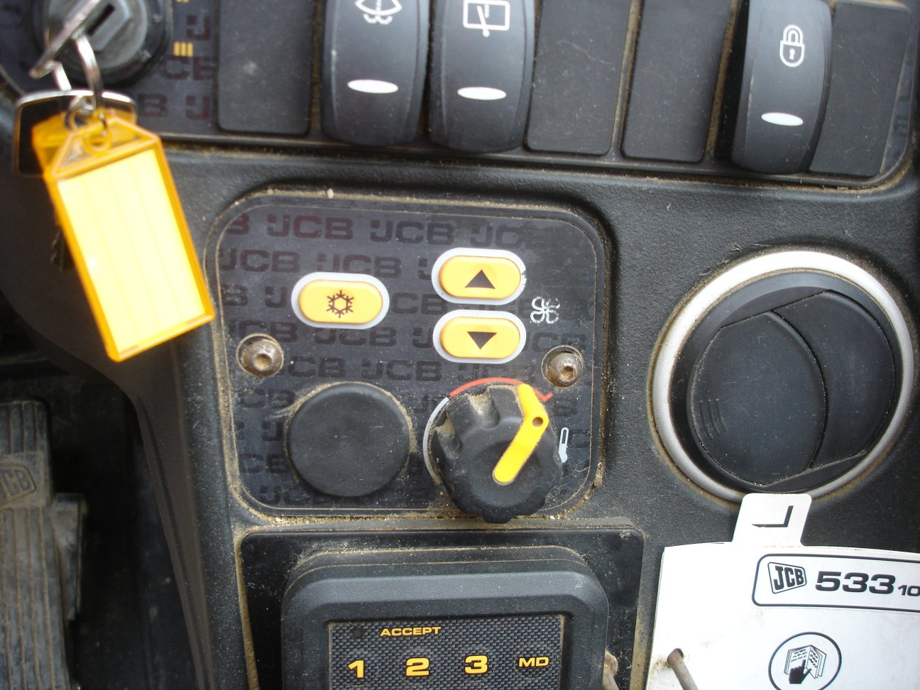 JCB 533-105 Telescopic Handler With Air-Conditioning - Image 7